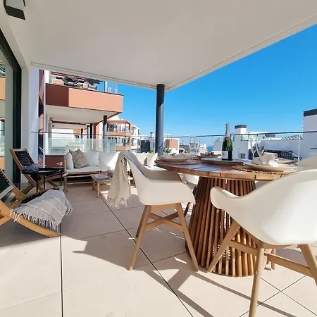 Beautiful Middel Views With Pool And Gym *